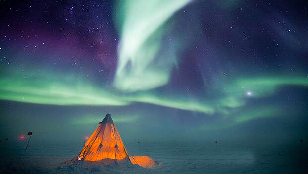 Большинство туристов едет в Антарктиду именно за этим чудом света — полярным сиянием. Фото: universetoday.com