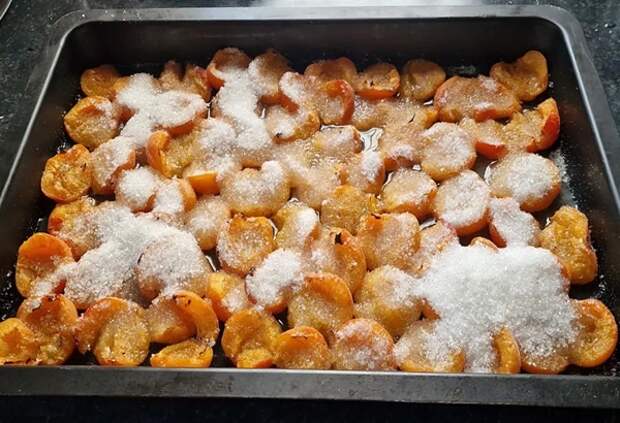 Чтобы приготовить варенье из абрикосов в духовке, нужен только сахар и очищенные от косточки фрукты — рецепт простой и быстрый, а результат вам понравится как на вкус, так и по внешнему виду и...-6