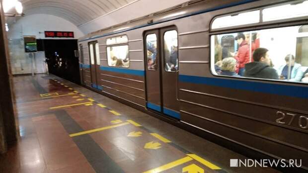 В Екатеринбурге мужчина упал под поезд метро и остался жив