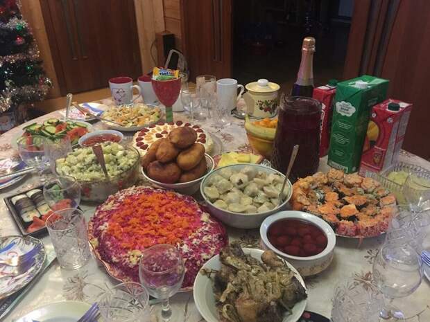 Праздничный стол обычно ломился от еды. / Фото: oktja.ru Праздничный стол обычно ломился от еды. / Фото: oktja.ru