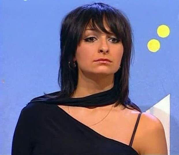 На фотографиях 2005 года лицо Екатерины более округлое 