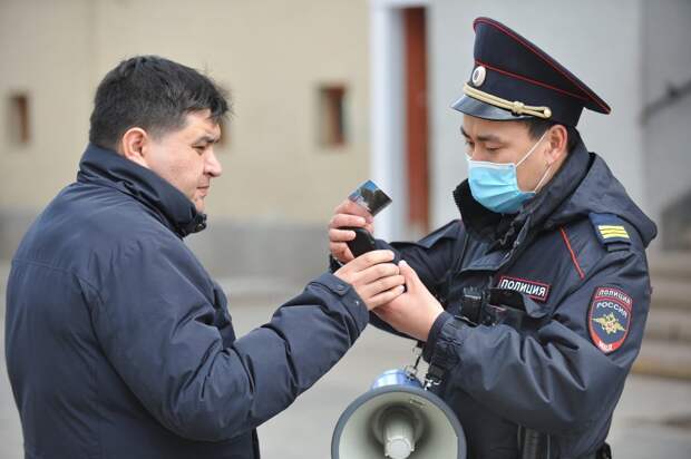 Полицейские выявляют нарушителей самоизоляции/Агентство "Москва"