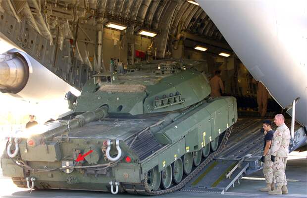 Канадский Leopard 1 во время погрузки на борт транспортного самолета