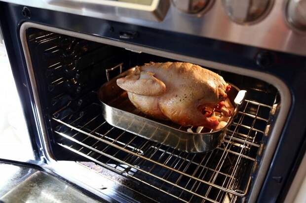 Чаще всего режим используют для приготовления объемных блюд, например, курицы. / Фото: fb.ru