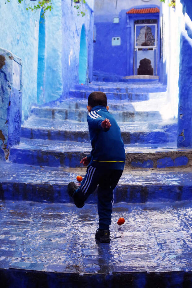 Мальчик с апельсинами в Шефшауэне, Марокко