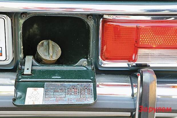 Люк бензобака спрятался между задним номерным знаком и правым фонарем. Нормы безопасности в начале 70-х были мягче. 