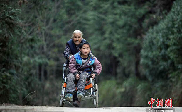 В прошлом году местные власти выделили мальчику инвалидную коляску.