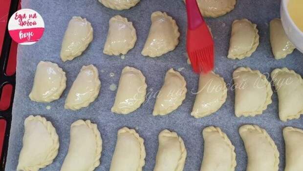 Рецепт пирожков очень доступный и благодаря начинке очень вкусная получается выпечка! Пирожки в духовке прямо сочные, мягкие воздушные!-10