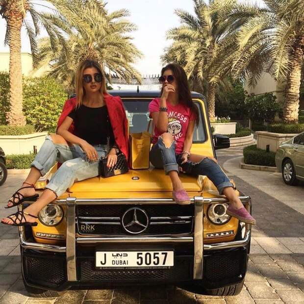 Или на капоте Instagram, RichRussianKids, Дети олигархов, будущее страны, деньги, золотая молодежь, роскошь, фото
