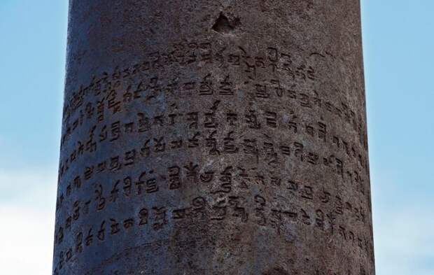 Загадка железной колонны в Дели: почему она не заржавела, ведь ей уже 1600 лет