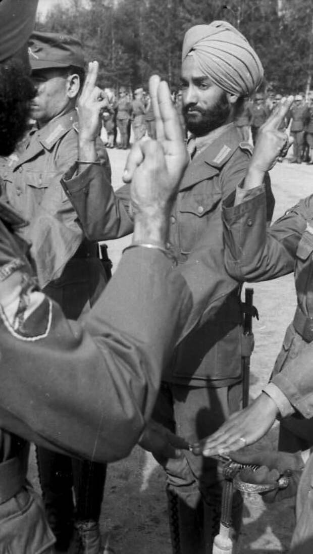 Сикхский солдат СС приносит присягу фюреру, 1943 год - Сикхи: на службе империи и республики | Военно-исторический портал Warspot.ru
