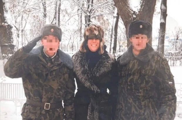 Подругу Эпштейна заметили на фотографии с курсантами в Пушкине