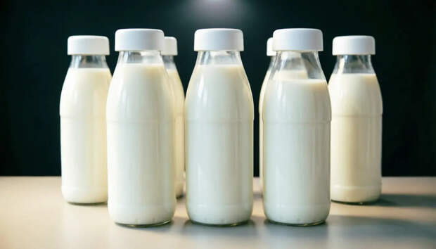 Молоко начали выливать из-за кризиса перепроизводства в России