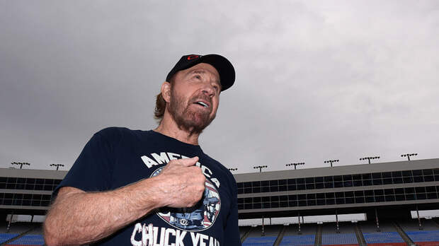 Озвучивавший Чака Норриса актёр назвал его супергероем