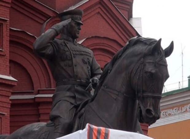 Надпись на памятнике жукову. Памятник маршалу Жукову. Памятник Жукову на Манежной площади. Новый памятник Жукову в Москве.