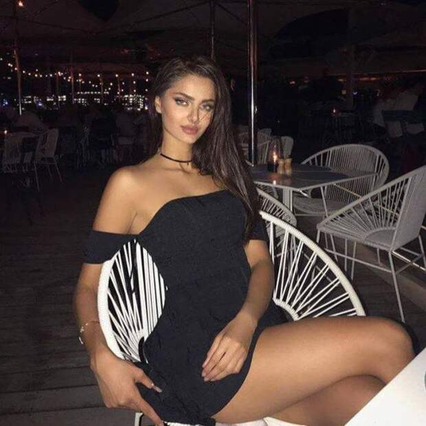 Красивые девушки в облегающих платьях