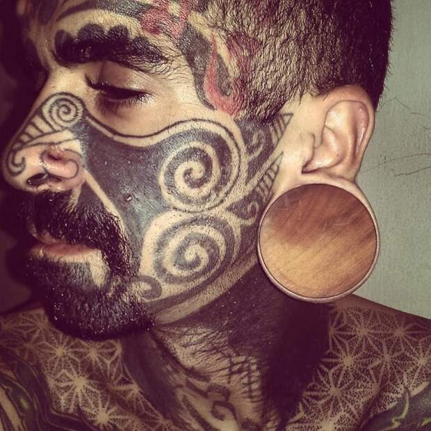 Люди, которые намеренно себя уродуют (26 фото) Люди, которые намеренно себя уродуют (26 фото)