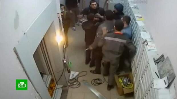 «Издеваются и не дают спать»: жильцы рассказали о стрельбе по монтажникам из-за лифта