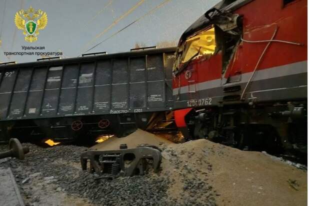 Поезд сошел с рельсов в Пермском крае, движение перекрыли