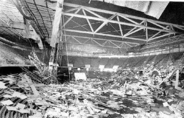 Крыша Кемпер-арены представляла собой несколько большепролетных покрытий, которые должны были защищать от дождя и ветра, но сила болтов, на которых она держалась была высчитана неправильно. В 1979 крыша рухнула. К счастью, никто не пострадал.