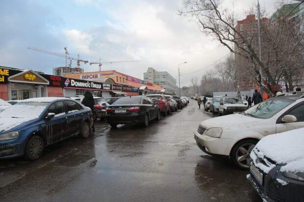 Платная парковка будет введена на участке у метро «Водный стадион». Фото: Андрей Дмытрив
