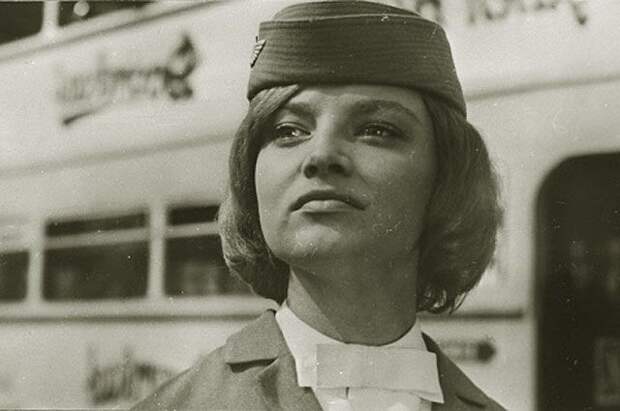 Наталья Кустинская в роли стюардессы в кадре из кинофильма «Королевская регата». 1967 год.