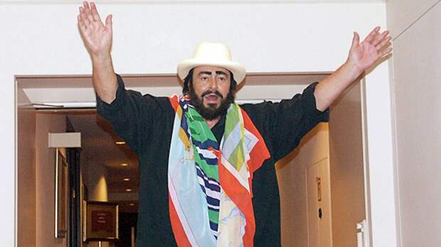 Перед пресс-конференцией в Москве в 2003 году Перед пресс-конференцией в Москве в 2003 году