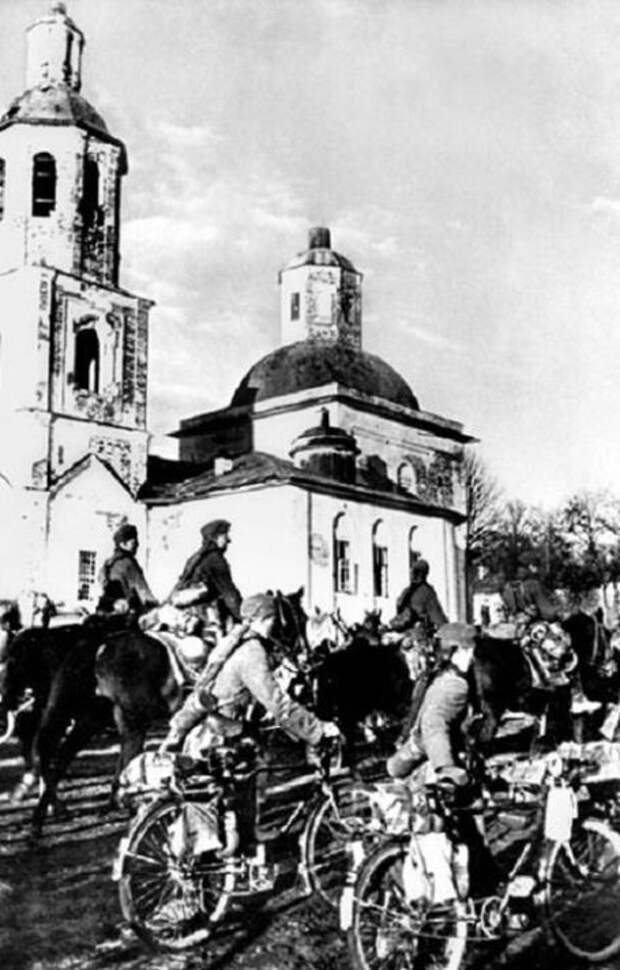 Фашистские войска вступают в Вязьму, 7 октября 1941 года. Велика Отечественная война, вов, война
