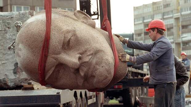 Демонтаж памятника Ленину. Берлин, 1991 год.jpg