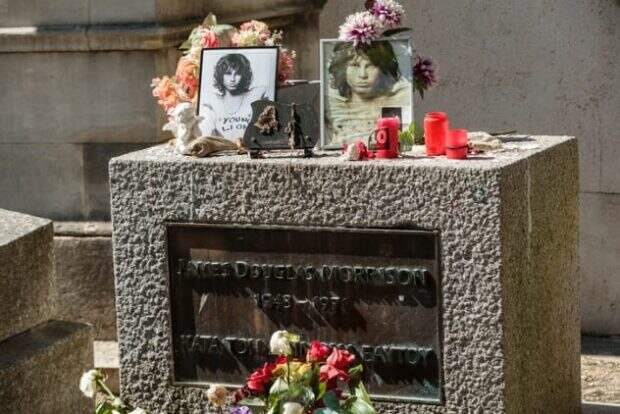 Могила Джиа Моррисона на парижском кладбище