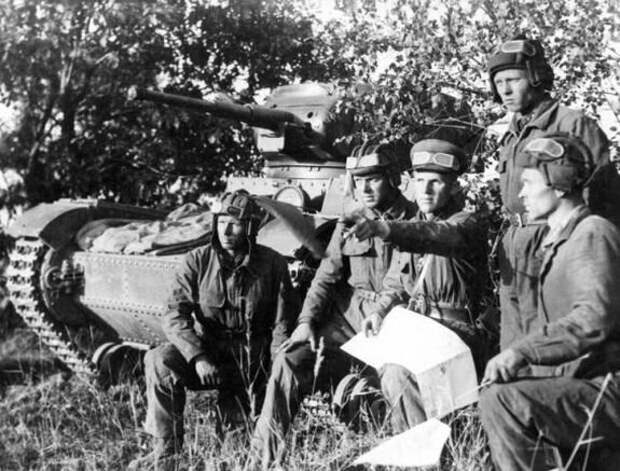 Советские танкисты планируют, как лучше остановить гитлеровский блицкриг