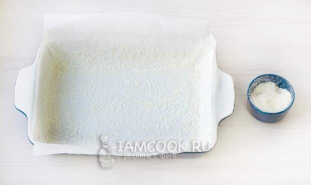 Форму смазать маслом и посыпать кокосовой стружкой