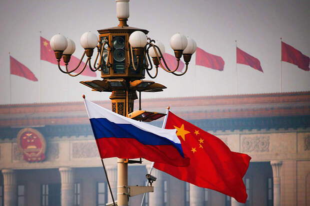 Путин: Россия и Китай борются плечом к плечу с угрозами, "как скала посреди бурного потока"