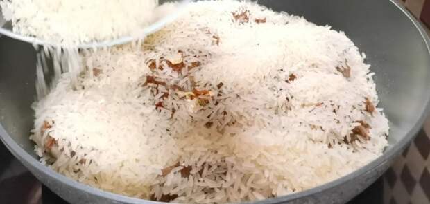Насыпаю рис в котлеты и заливаю водой: готовлю вкусный и сытный ужин на одной сковороде