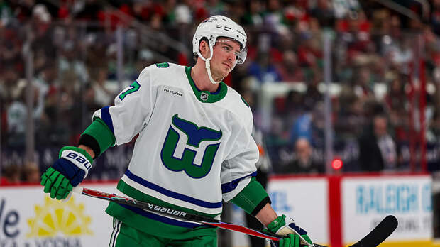 Два гола и пас Свечникова помогли «Каролине» обыграть «Юту» в НХЛ