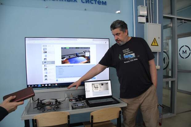 Тюменским студентам подарили тренажер-симулятор для обучения операторов БПЛА