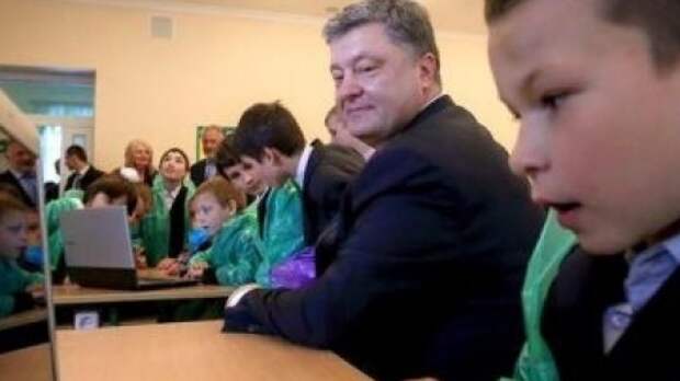 Странное фото Порошенко в окружении мальчиков в целлофане вызвало ажиотаж в Сети