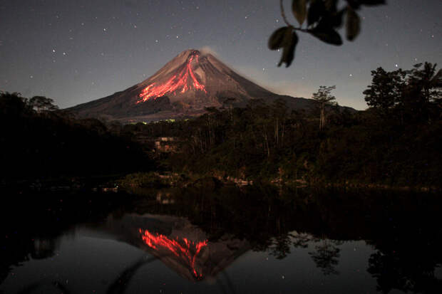 Извержение вулкана Мерапи произошло в Индонезии