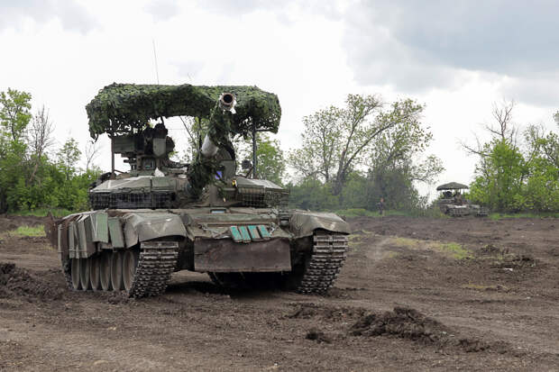 Бойцы ВС РФ тюнингуют танки для защиты от FPV-дронов ВСУ