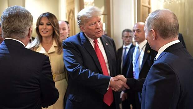 резидент РФ Владимир Путин и президент США Дональд Трамп с супругой Меланьей после совместной пресс-конференции по итогам встречи в Хельсинки. 16 июля 2018 резидент РФ Владимир Путин и президент США Дональд Трамп с супругой Меланьей после совместной пресс-конференции по итогам встречи в Хельсинки. 16 июля 2018