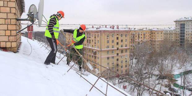 Очистка кровель домов от снега взята в Южнопортовом на особый контроль. Фото: mos.ru