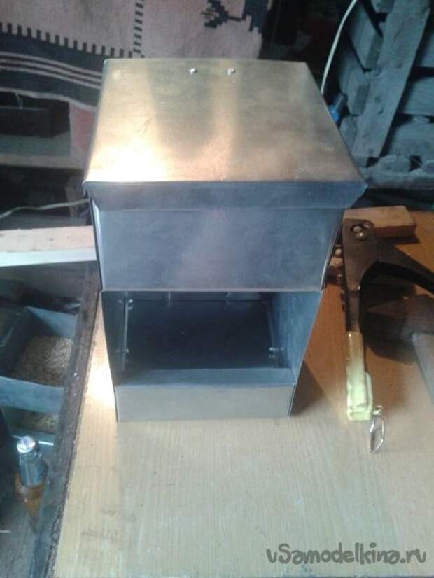 Автоматическая бункерная кормушка для ушастых питомцев кролей