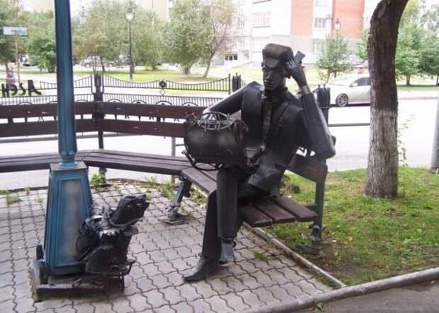 Памятник риэлтору в Екатеринбурге (Россия). Интересные факты о недвижимости