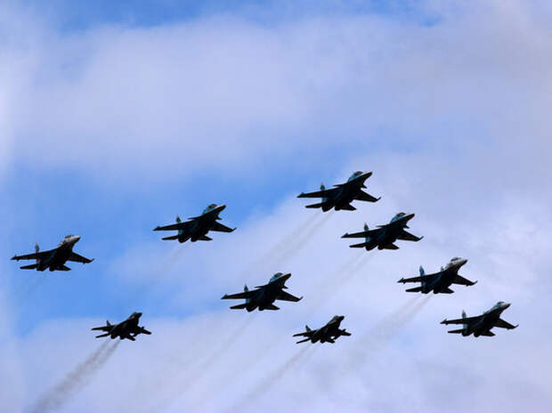 Росавиация объявила план тренировок воздушного парада над Москвой Росавиация объявила план тренировок воздушного парада над Москвой