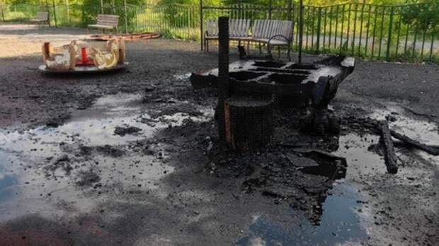 Под Астраханью группа подростков сожгла дотла сказочный домик в детском парке