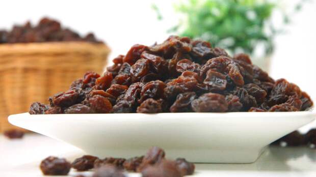 Диетолог Мелехина: 25 граммов изюма в день снизят уровень плохого холестерина в крови