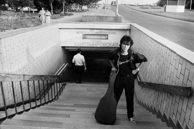 Виктор Цой спускается в метро Кантемировская. Москва, 1986 год.