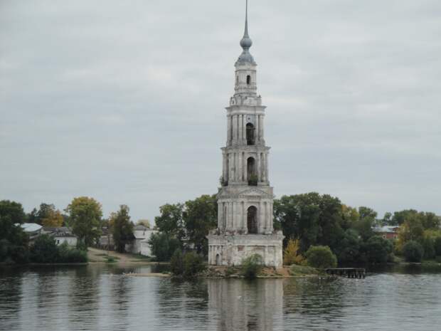 Затопленная церковь в калязине фото под водой