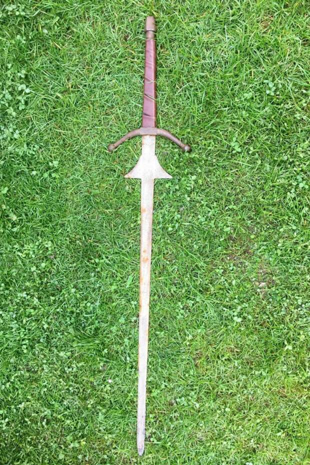 Девочка нашла меч в озере Корнуолла, где король Артур утопил Экскалибур