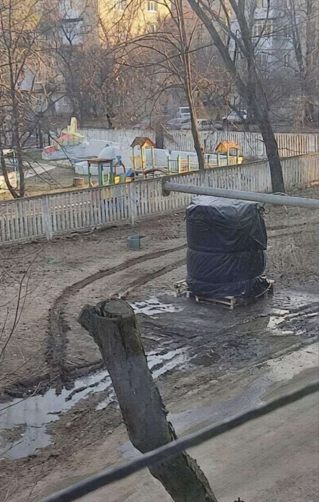 Уважаемая администрация города, у нас во дворе установили бочку с водой (Ильича